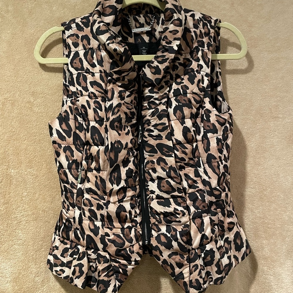 White House Black Market leopard print puffer vest / Size XS
